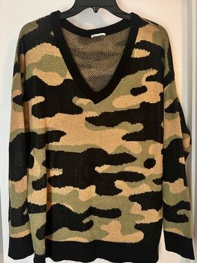 LuLaRoe Torrie Camo Women's V-Neck / Camouflage Sweater in Black, Olive, Tan